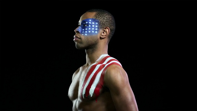 一个脸上和肩膀上画着美国国旗的人视频下载