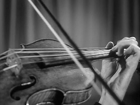 1951年雅沙·海菲兹在演奏小提琴时的特写/美国视频下载