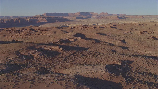 WS POV鸟瞰图高原和峡谷在沙漠日落/尤特，内华达州，美国视频下载