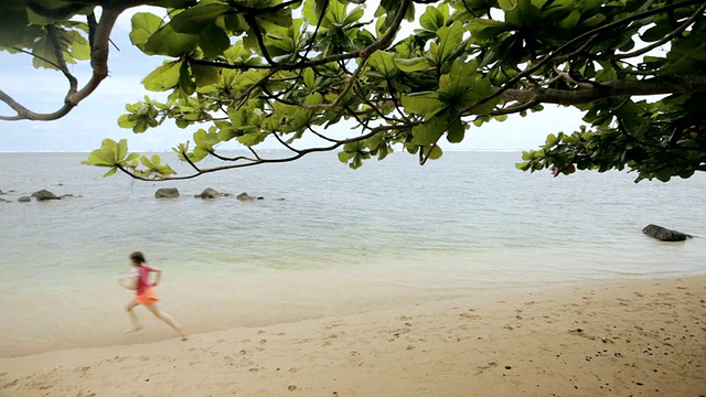 WS PAN女孩在日落海滩上跑步/阿尼尼，考艾岛，夏威夷，美国视频素材