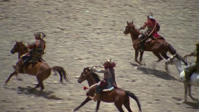 MS, PAN，重现中东骑士在山区景观骑马，中世纪风格，伊朗视频素材