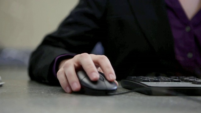 银行出纳员使用计算机关键字和鼠标在银行视频下载