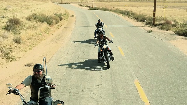 三个男人骑着摩托车沿路而行视频素材