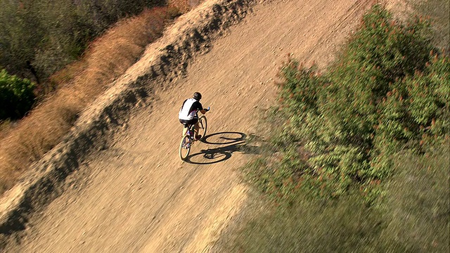 空中TS ZI山地自行车/托潘加州峡谷，美国加利福尼亚州视频下载