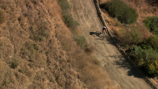 空中TS HA山地自行车/托潘加州峡谷，美国加利福尼亚州视频下载
