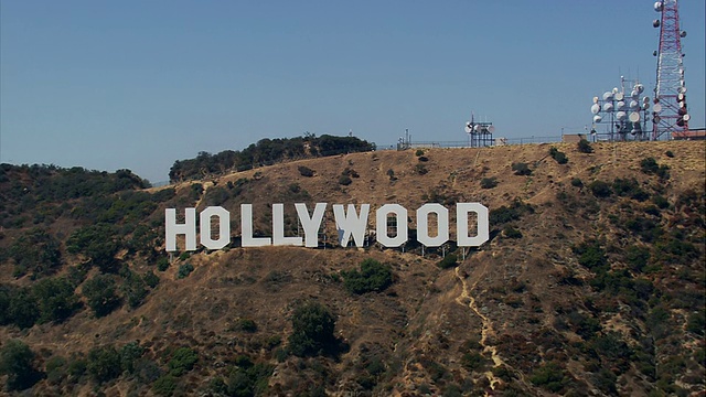 空中快速驶向好莱坞标志/好莱坞山，加利福尼亚，美国视频素材