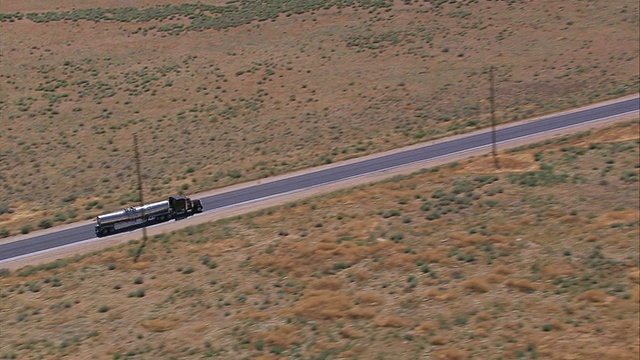 美国加州莫哈韦沙漠，空中TS CU LA加油机。视频下载