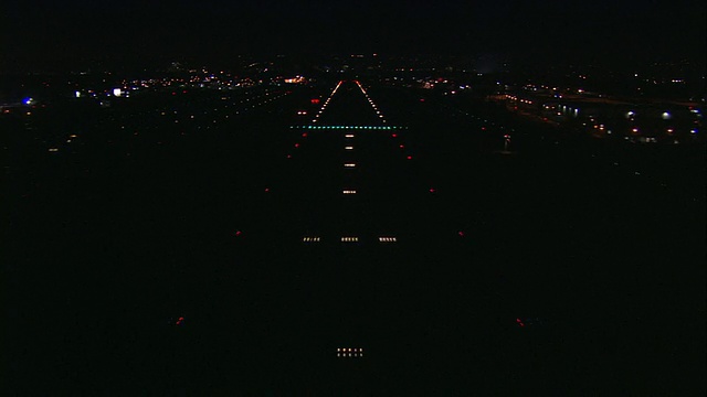 空中，夜间，范奈斯机场，飞机POV降落跑道灯/圣费尔南多谷，加利福尼亚，美国视频下载