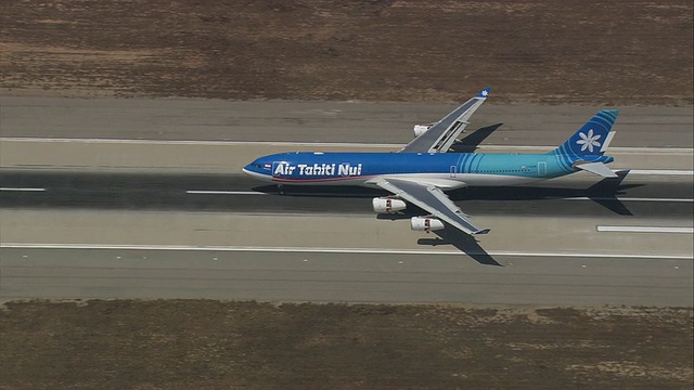 塔希提岛航空公司在美国加州洛杉矶国际机场跑道上滑行。视频下载