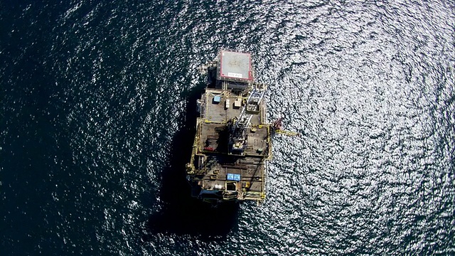HA TS孤立的单一石油钻机在太平洋，圣佩德罗湾/长滩，美国加州。视频下载