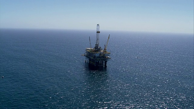MS TS孤立的单一石油钻机在太平洋，圣佩德罗湾/长滩，美国加州。视频下载