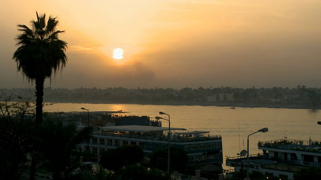 日落时尼罗河上的船只/埃及的卢克索视频素材