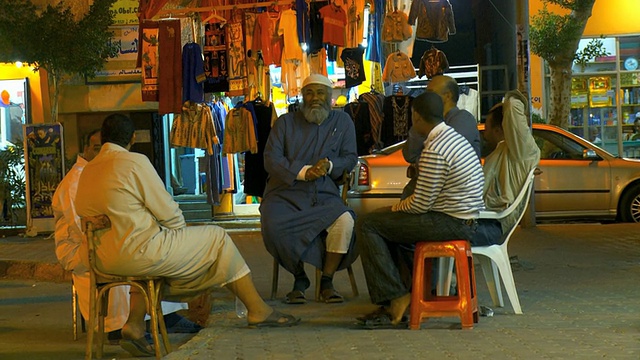 一群男子坐在商店外，赫尔加达，红海海岸，埃及视频下载