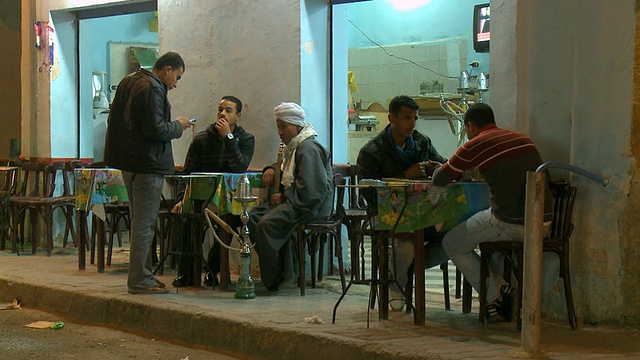MS Men和hukka坐在外面cafÃ©晚上/赫尔加达，红海海岸，埃及视频下载