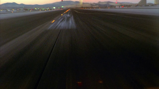 后方POV小型商务飞机Eclipse 500起飞，美国加州视频素材