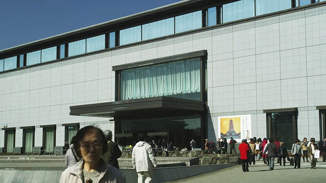 在东京国立博物馆平生馆附近散步的人们，东京，日本视频下载