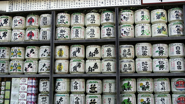 日本神奈川县鹤冈八幡神社展出的潘酒桶视频素材