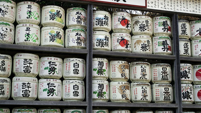 日本神奈川县鹤冈八幡神社展出的潘酒桶视频素材
