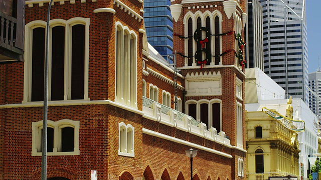 图为澳大利亚西澳大利亚珀斯市政厅的钟楼视频素材