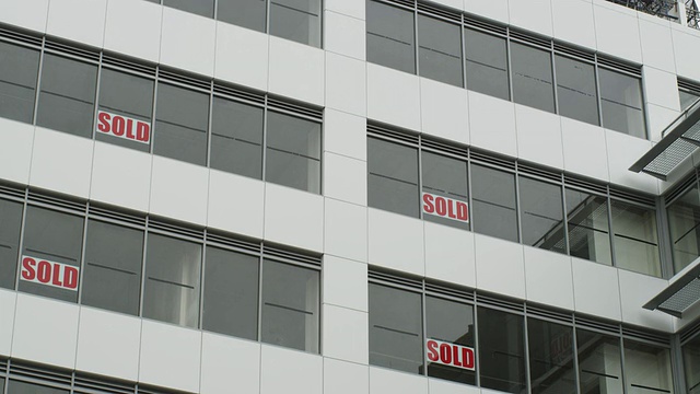 澳大利亚西澳大利亚州珀斯市一栋未完工的办公楼上的标语已售罄视频下载