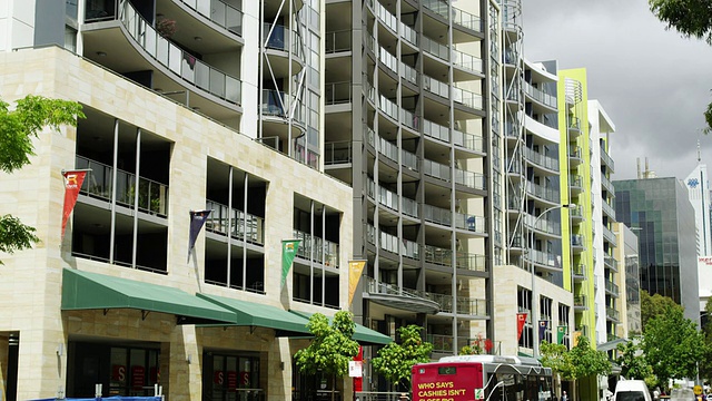 位于希尔街附近的Hay street City Center的现代公寓楼，澳大利亚西澳大利亚珀斯视频素材