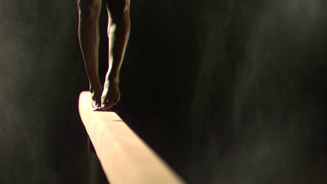 MS SLO MO女运动员脚在平衡木上保持平衡，周围有雾/洛杉矶，加利福尼亚，美国视频下载