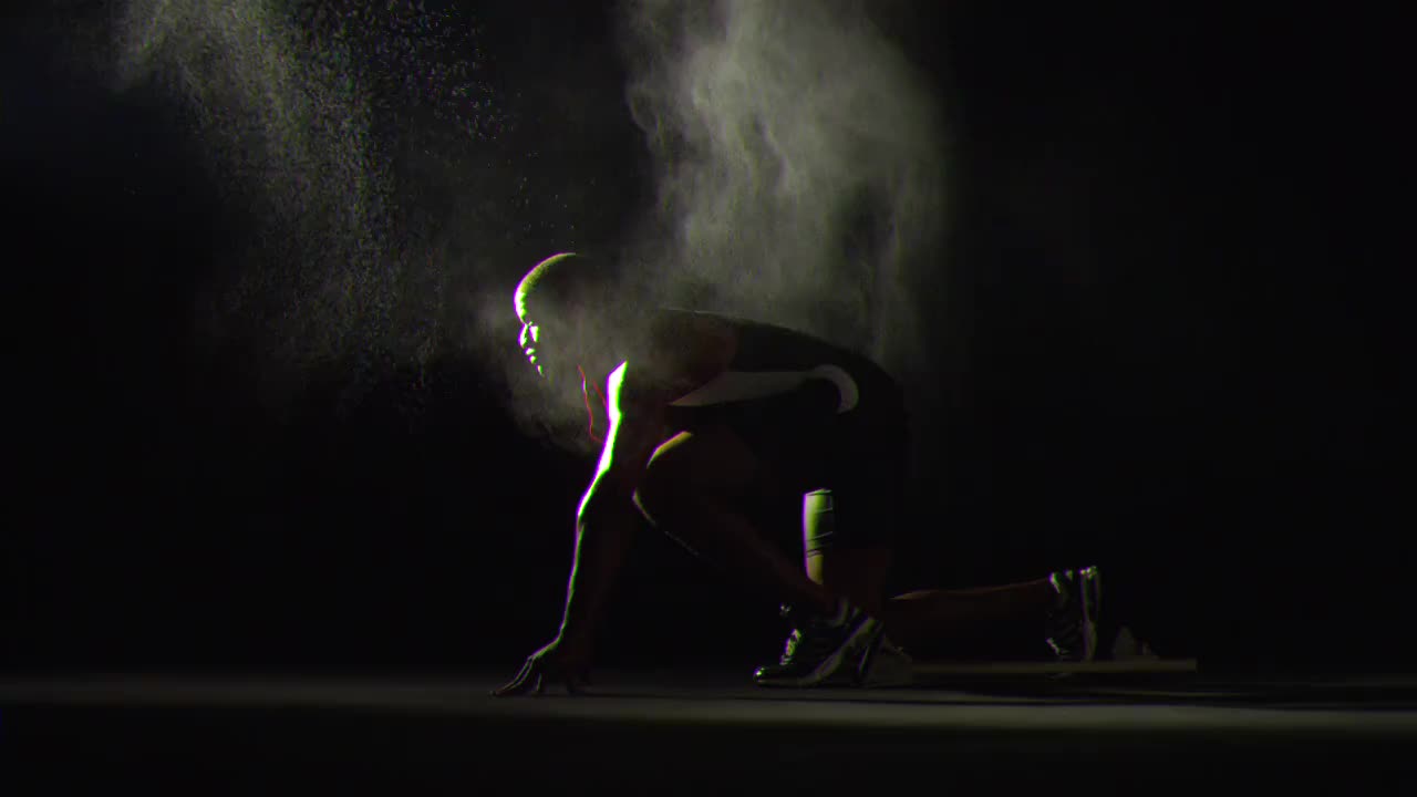 WS SLO MO男运动员在薄雾中开始跑步/美国加州洛杉矶视频下载