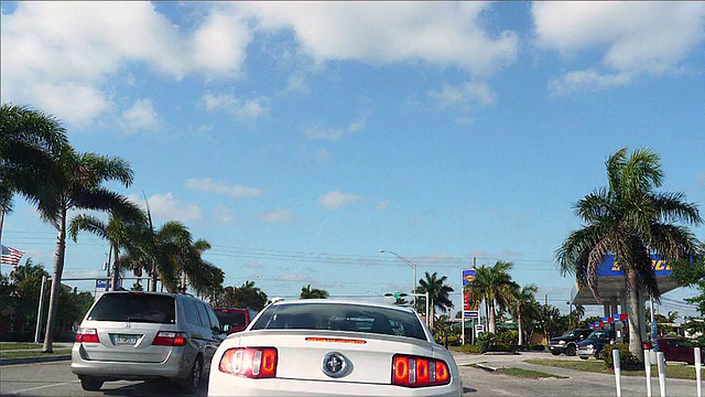WS POV T/L驾驶通过州公路和街道/迈阿密，基拉戈，佛罗里达，美国视频素材