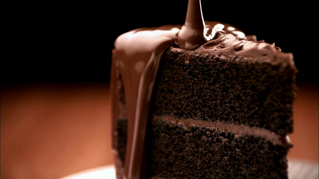 CU, PAN，巧克力酱浇在蛋糕上视频素材