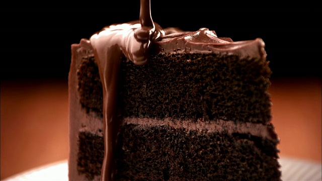 CU, PAN，巧克力酱浇在蛋糕上视频素材