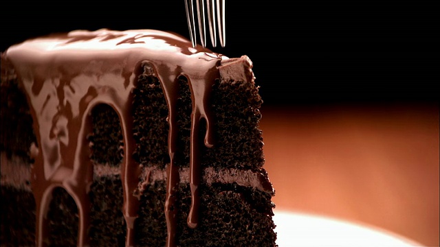 叉子插入巧克力蛋糕视频下载