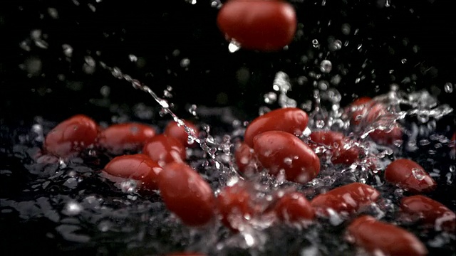 嘘，慢动作，西红柿掉进水里视频下载
