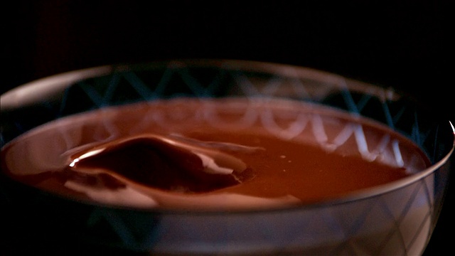 CU, SLO MO，草莓落入融化的巧克力视频素材