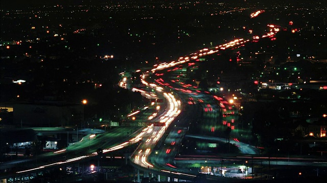 T/L, WS, HA，美国加州洛杉矶高速公路夜间交通视频素材