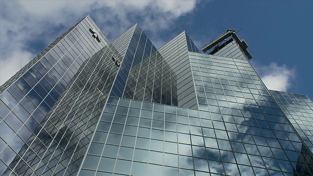 带有反射云的劳伦蒂安银行大楼视频素材
