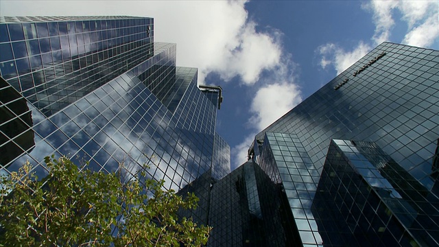 劳瑞安银行和巴黎银行大楼的云视频素材