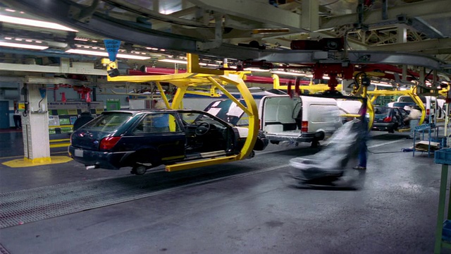 T/L, MS，工人在汽车装配线插入汽车座椅，达格南，英国视频素材