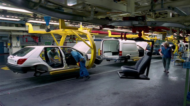T/L, MS，工人在汽车装配线插入汽车座椅，达格南，英国视频素材
