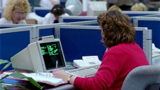 T/L, CU，在办公室戴着耳机使用电脑的妇女视频下载