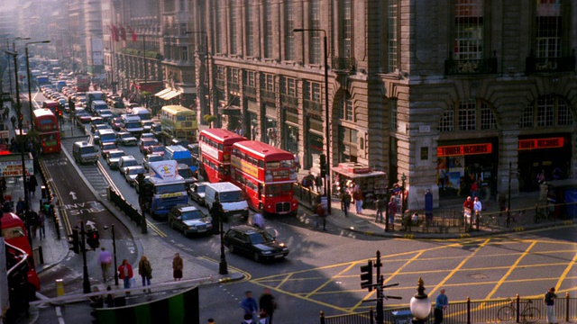 英国伦敦，皮卡迪利广场的交通线视频下载
