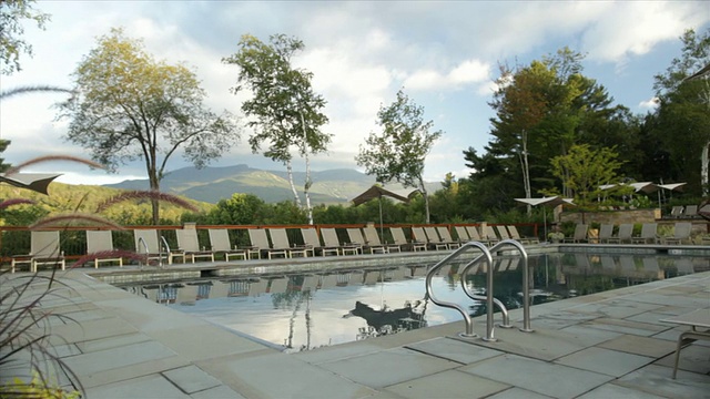旅馆度假旅馆游泳池游泳池甲板椅子花植物视频素材