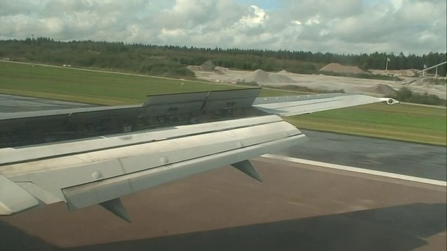 一架飞机降落在美国的跑道上视频素材