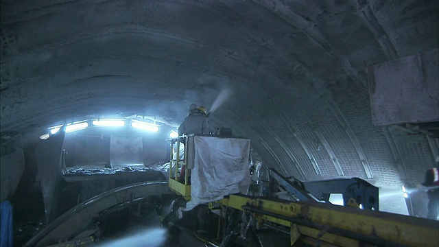 中远镜头，手持放大——建筑工人喷洒尼亚加拉隧道/加拿大安大略省的圆顶天花板视频素材