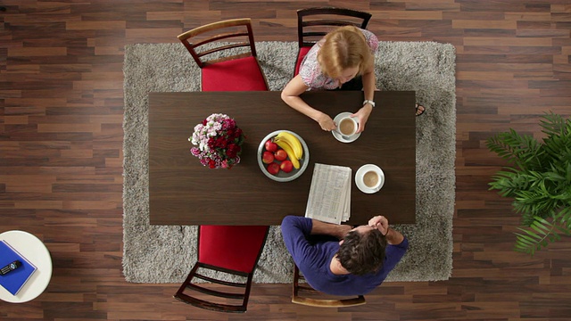 MS，一级禁闭，一对情侣在餐桌上一起喝咖啡，俯瞰风景视频下载