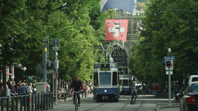 班霍夫大街上的老式有轨电车，可以看到苏黎世历史悠久的市中心的火车站视频下载