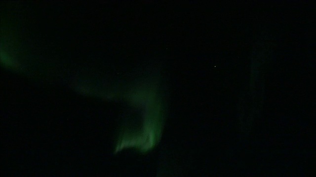 中等静态-北极光照亮夜空在阿拉斯加/阿拉斯加，美国视频下载