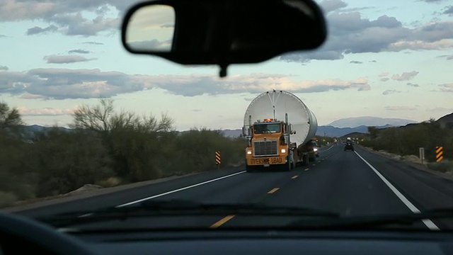 POV开车穿过挡风玻璃，看着维修车辆驶过/美国加州印第奥视频下载