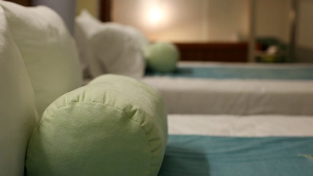 美国亚利桑那州威肯堡酒店房间床上的枕头视频下载