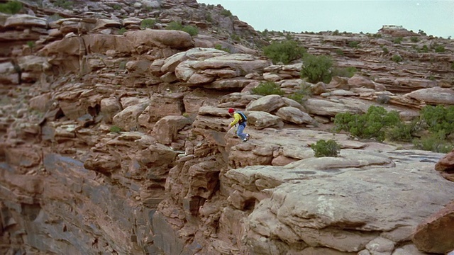 HA，美国犹他州，摩押，回声公园，从岩石上跳下的人基地视频素材