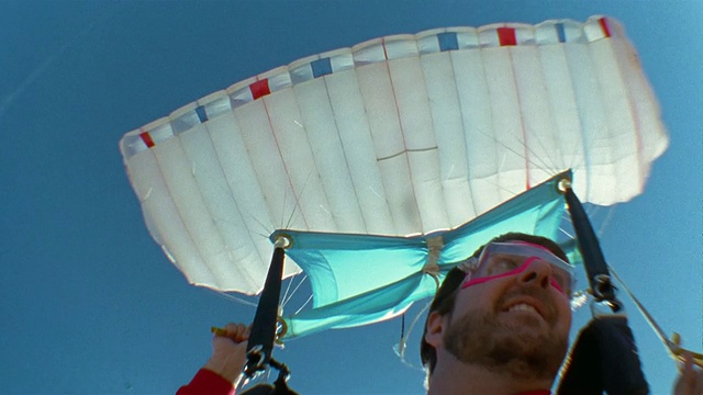 美国亚利桑那州埃洛伊市男子定点跳伞选手视频素材